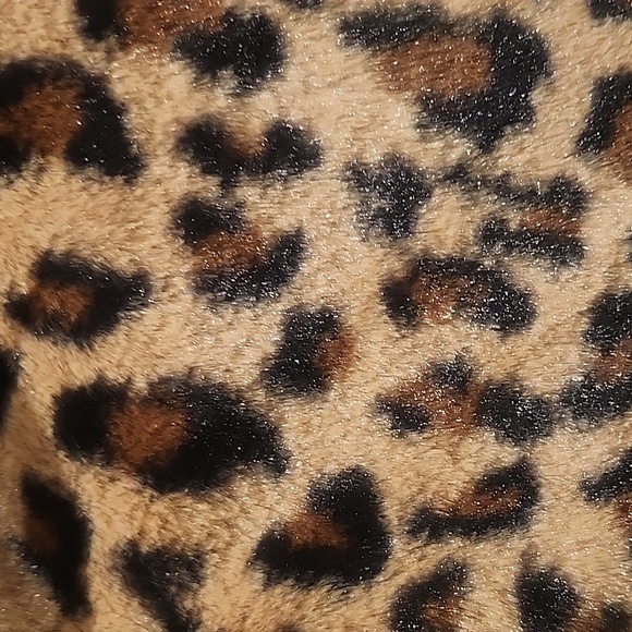 COPY - LEOPARD FAUX FUR FLEECE PULLOVER WITH HOODIE - SMALL - Picture 4 of 4